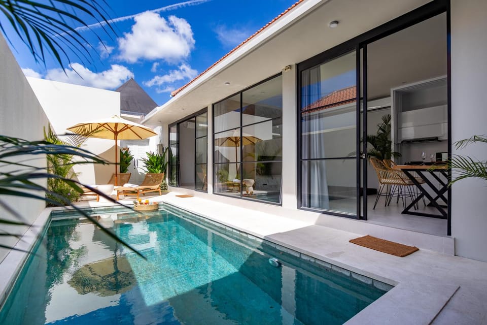 Property building, Day, Balcony/Terrace, Pool view, Swimming pool, Swimming pool, sunbed