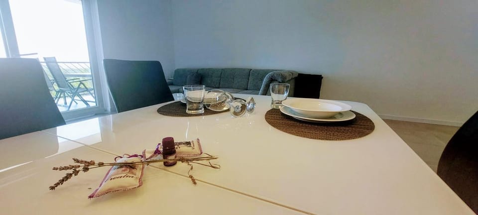 Living room, Food and drinks, Seating area, Dining area, Food
