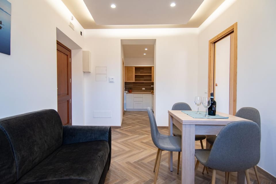 Kitchen or kitchenette, Living room, Seating area, Dining area