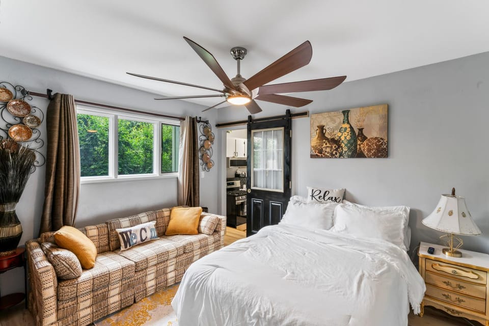 Bed, Living room, Photo of the whole room, Seating area, Bedroom