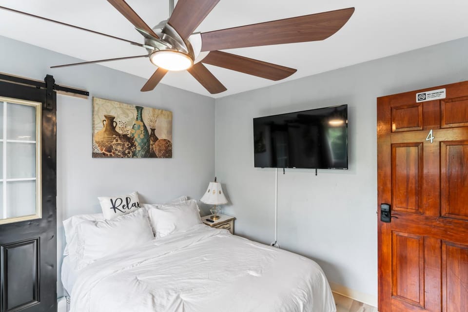 Bed, TV and multimedia, Photo of the whole room, Bedroom