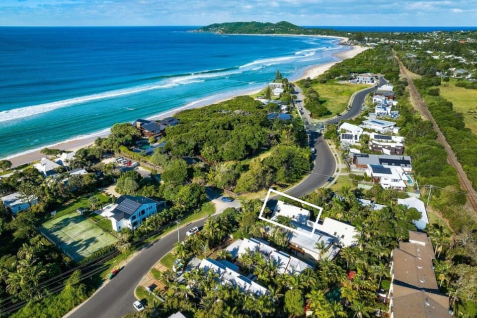 Noire at the Beach - Steps from Belongil Beach House in Byron Bay