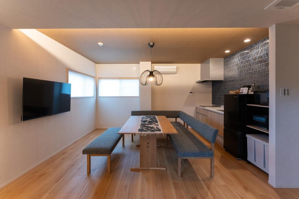 TV and multimedia, Kitchen or kitchenette, Dining area, stove