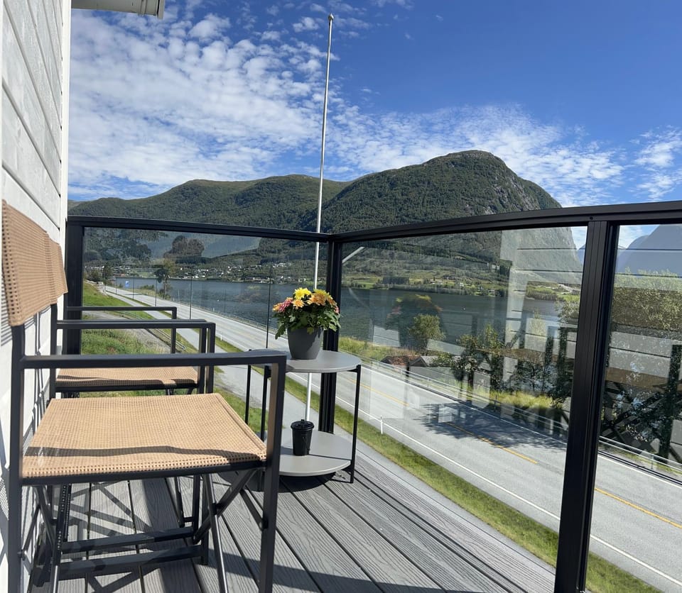View (from property/room), Balcony/Terrace, Lake view, Mountain view
