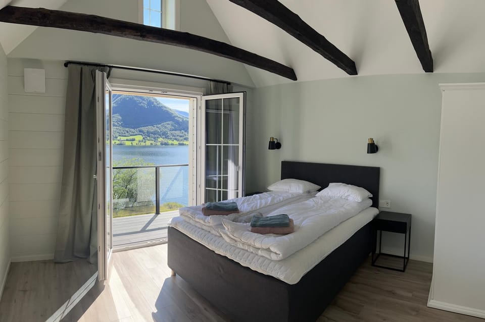 Bed, Bedroom, Lake view, Mountain view