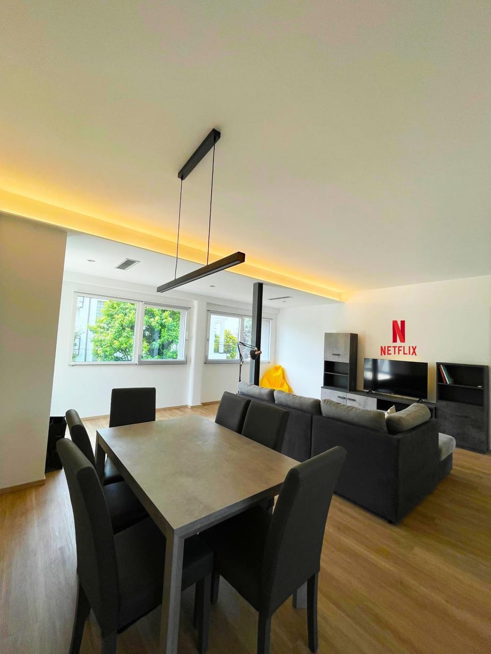 TV and multimedia, Living room, Seating area, Dining area