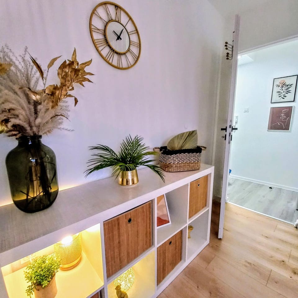 Living room, Photo of the whole room, Seating area, Bedroom