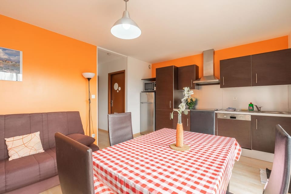 Property building, Kitchen or kitchenette, Living room
