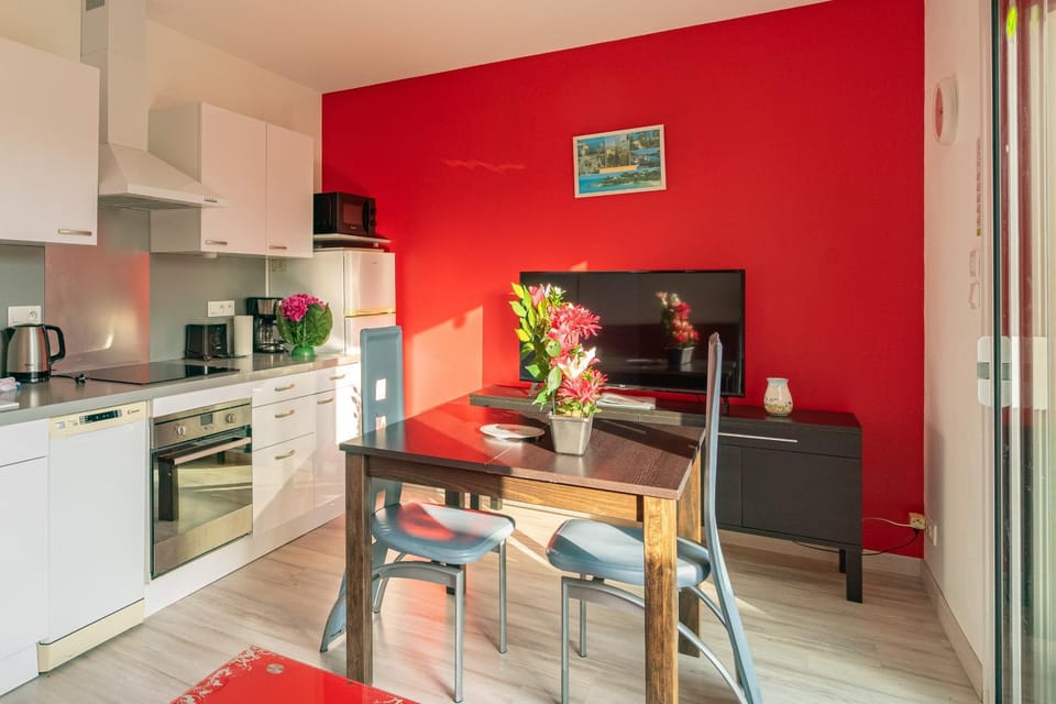 Property building, Kitchen or kitchenette, Living room