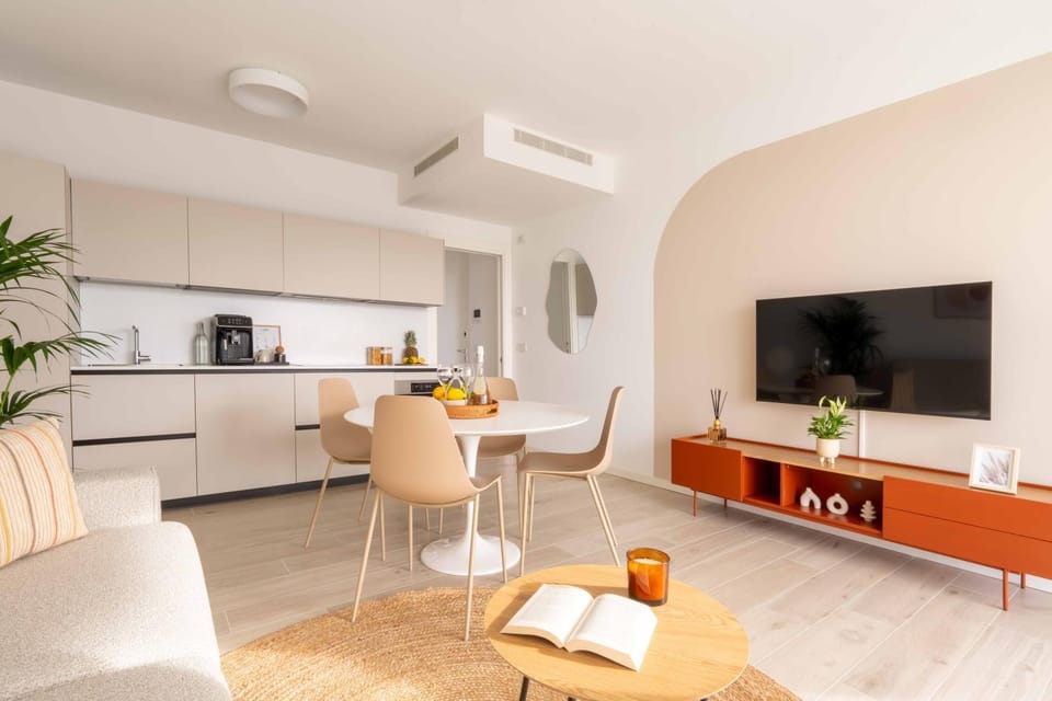 Kitchen or kitchenette, Seating area, Dining area