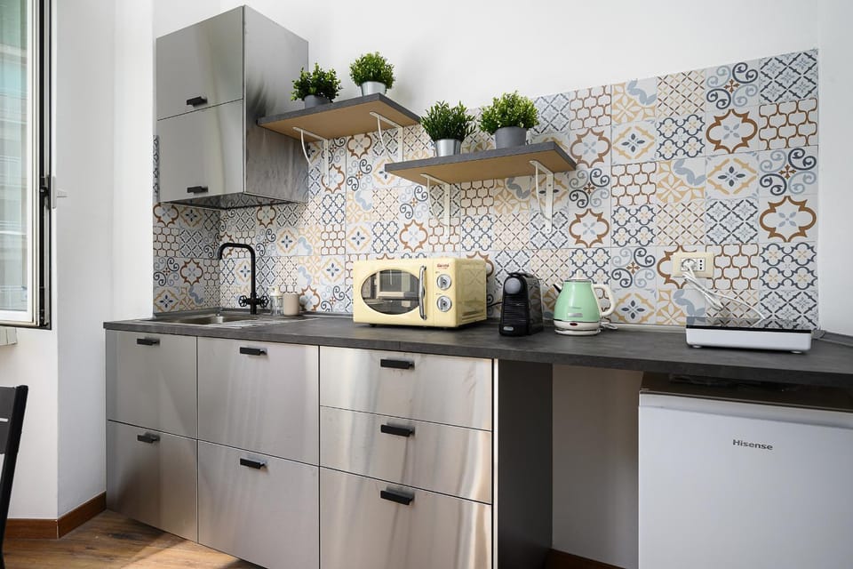 Coffee/tea facilities, Kitchen or kitchenette, minibar, oven, stove