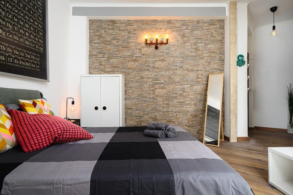 Bed, Photo of the whole room, Decorative detail, Bedroom, internet, wardrobe