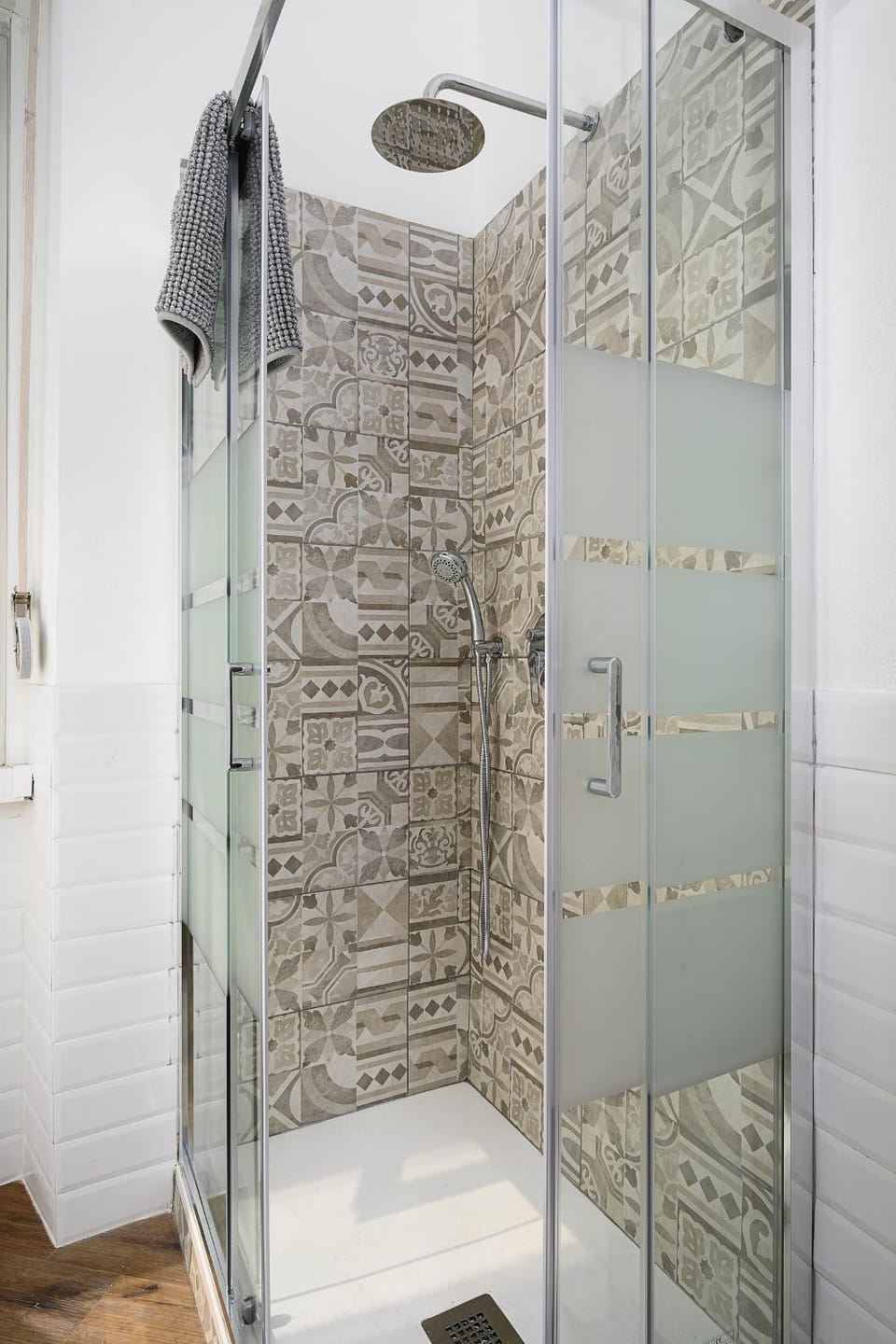 Shower, Bathroom, bidet, hair dryier