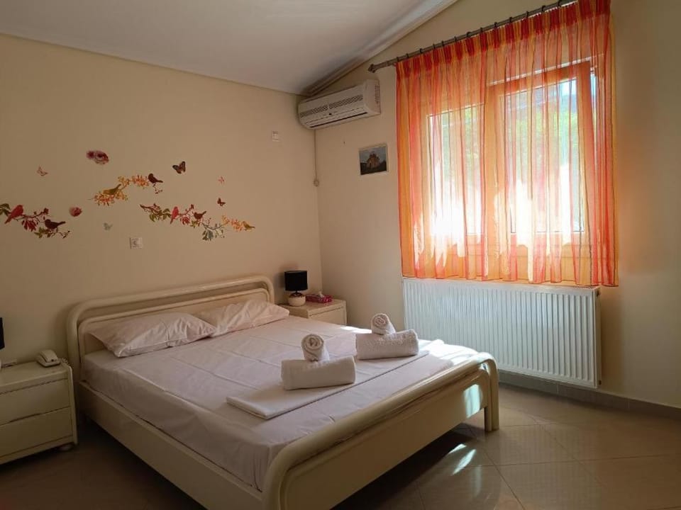 Bed, Photo of the whole room, Bedroom, towels, air conditioner