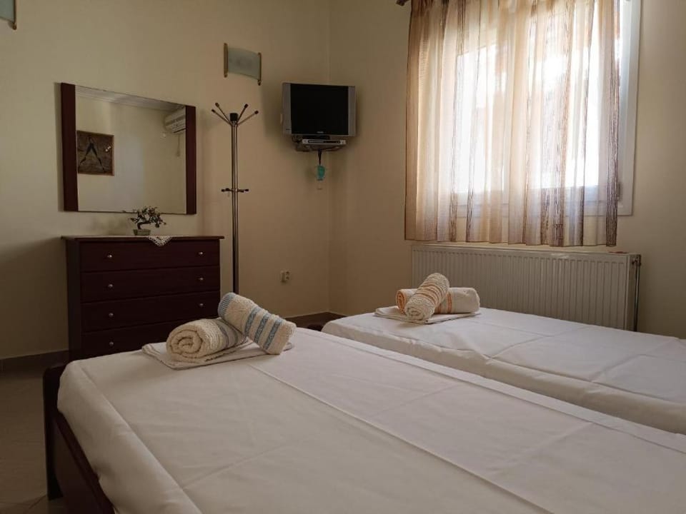 Bed, TV and multimedia, Photo of the whole room, Bedroom, towels