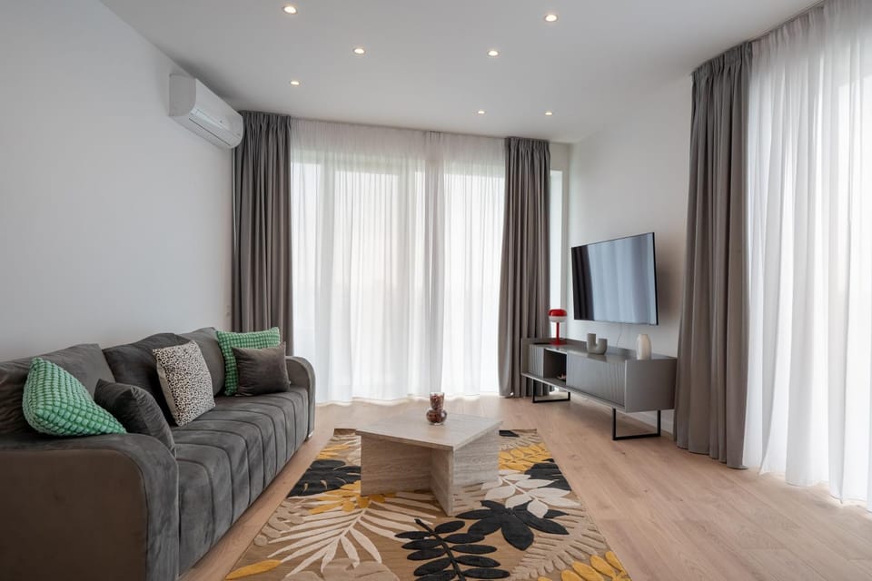 Roots Two - Tranquil Lakeview Escape with Balcony Apartment in Bucharest