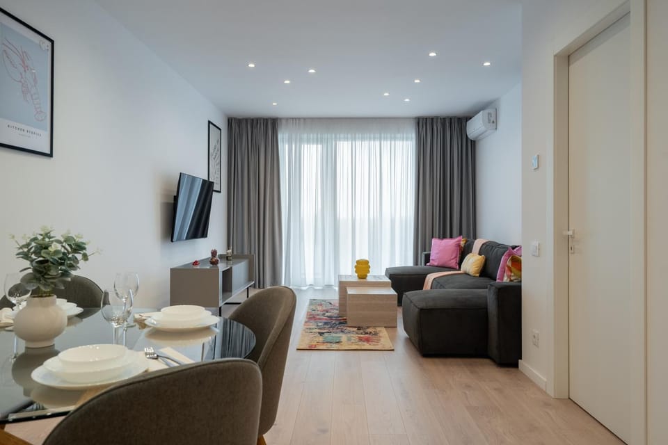 Roots Two - Tranquil Lakeview Escape with Balcony Apartment in Bucharest