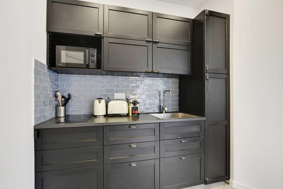 Coffee/tea facilities, Kitchen or kitchenette, microwave, stove