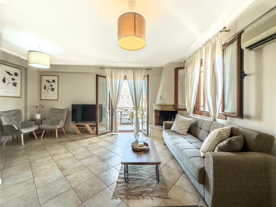 Communal lounge/ TV room, TV and multimedia, Living room, Seating area, Evening entertainment