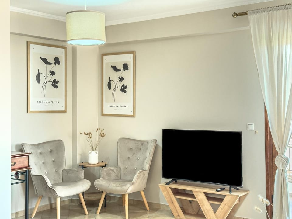 Communal lounge/ TV room, TV and multimedia, Living room, Seating area, Evening entertainment