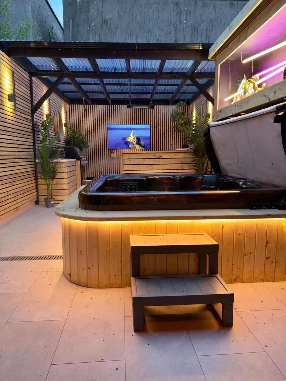 Hot Tub, TV and multimedia, Evening entertainment