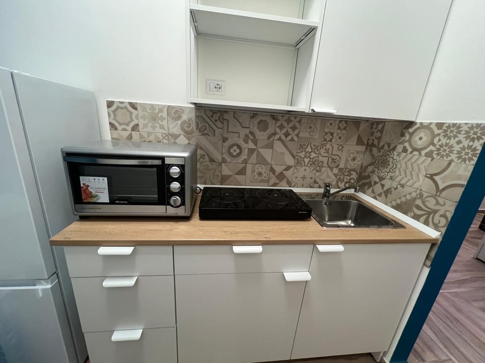 Kitchen or kitchenette, minibar, oven, stove