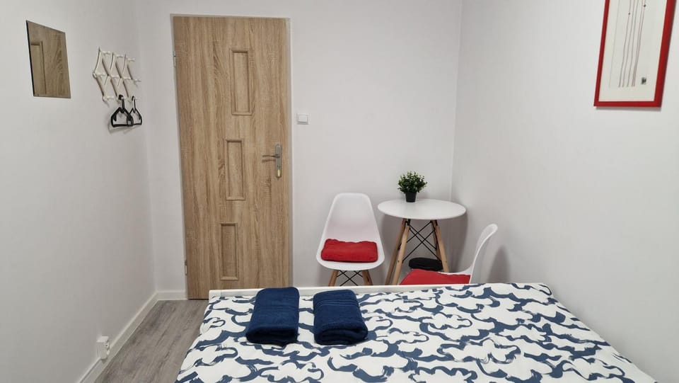 Bed, Photo of the whole room, towels