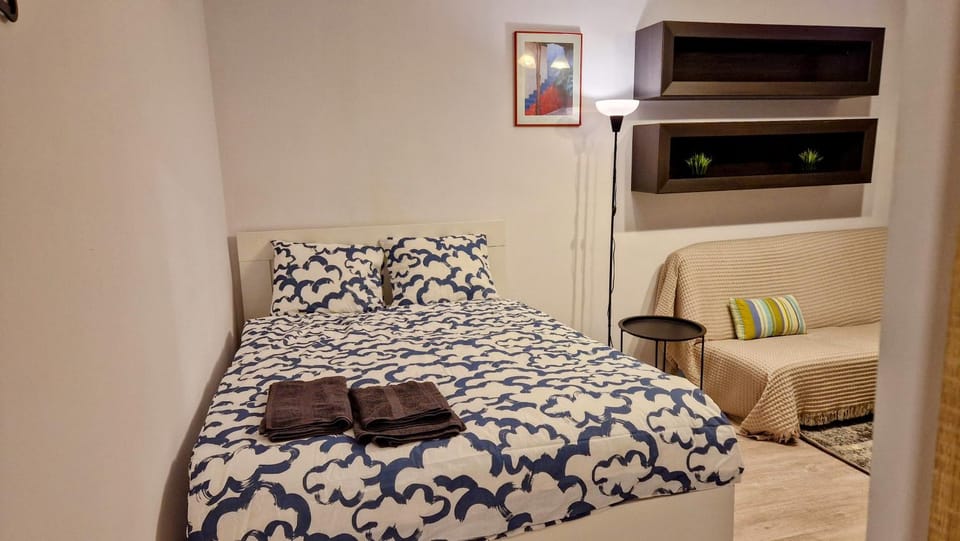 Bed, towels