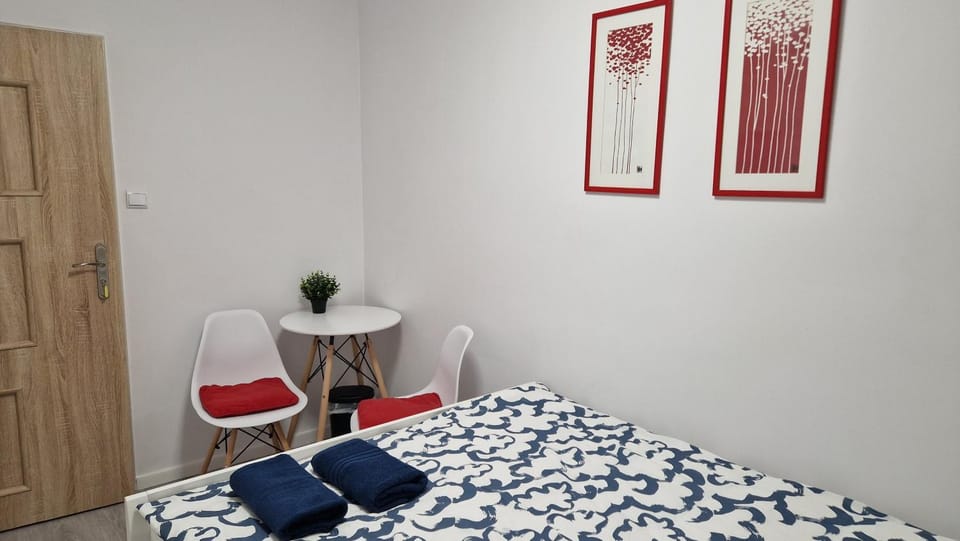 Photo of the whole room, towels