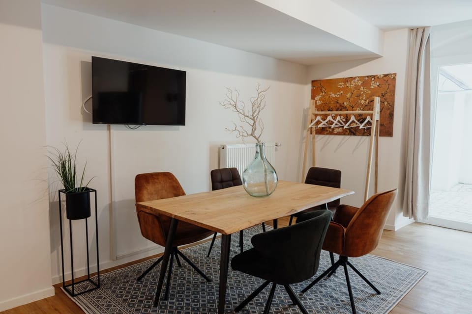 Communal lounge/ TV room, TV and multimedia, Living room, Seating area, Dining area, Evening entertainment