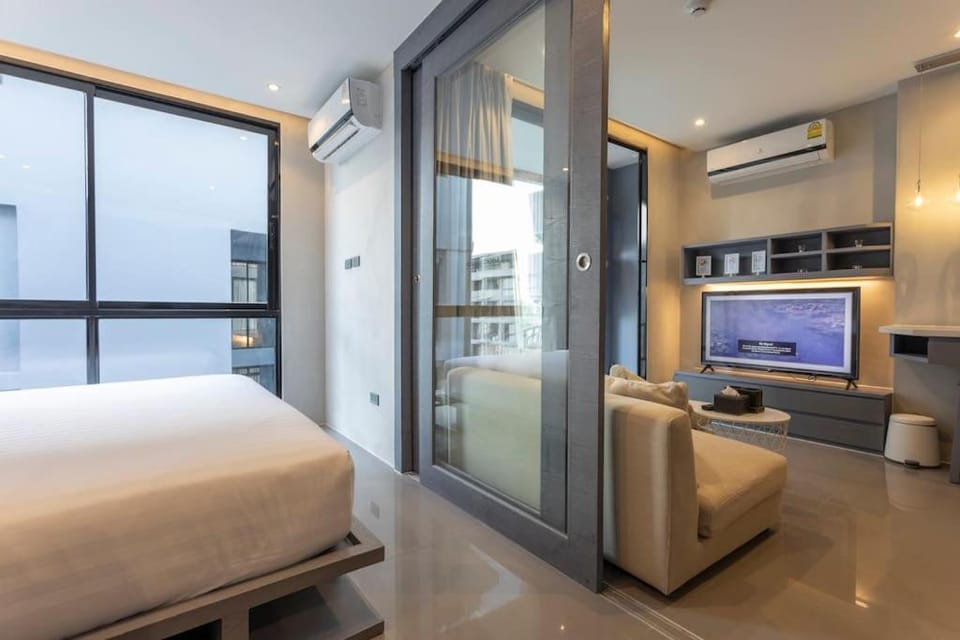 Bed, TV and multimedia, Photo of the whole room, Bedroom