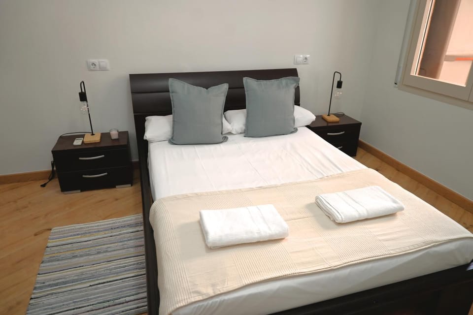 Bed, Photo of the whole room, Bedroom, towels