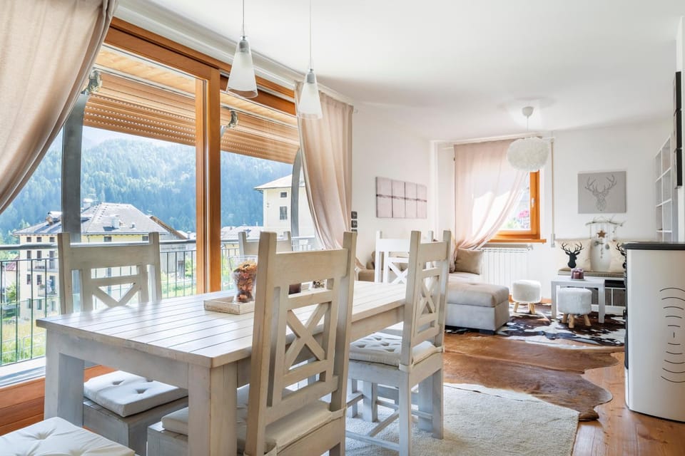 View (from property/room), Balcony/Terrace, Kitchen or kitchenette, Living room, Seating area, Dining area, Mountain view