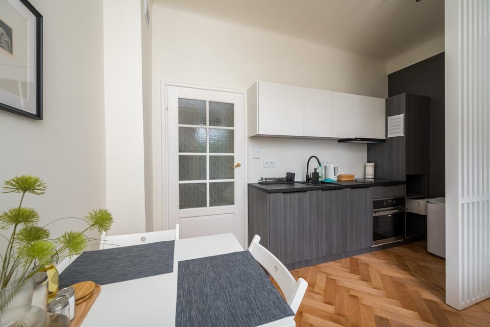 Kitchen or kitchenette, Dining area, stove