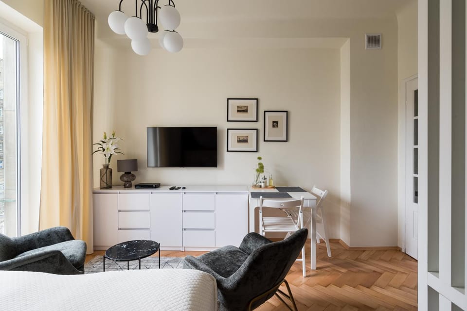 Communal lounge/ TV room, Bed, TV and multimedia, Living room, Photo of the whole room, Seating area, Evening entertainment, Bedroom