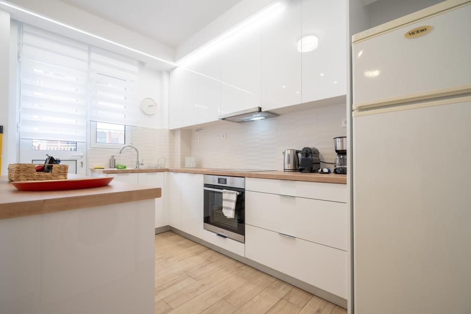 Coffee/tea facilities, Kitchen or kitchenette, oven, stove, toaster