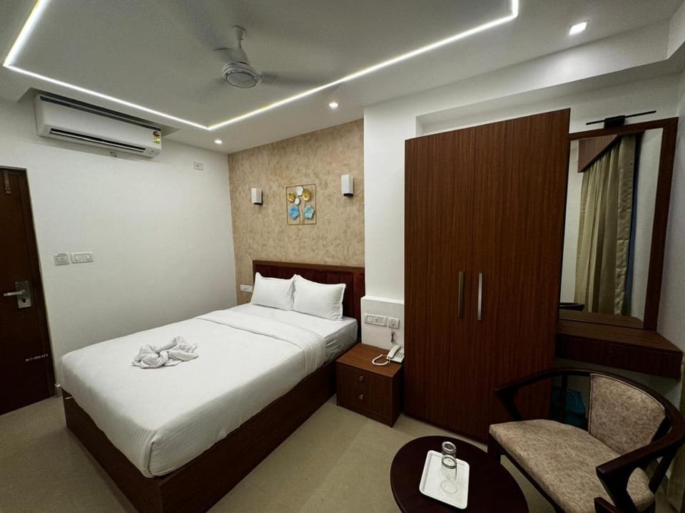 Photo of the whole room, wardrobe, air conditioner