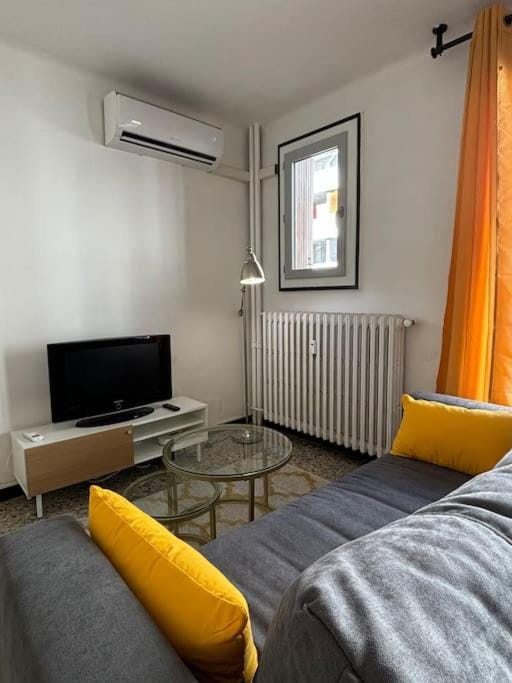 TV and multimedia, Living room, Seating area, internet