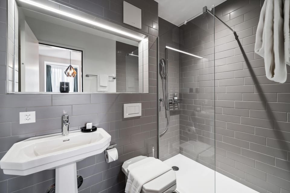 Shower, Toilet, Bathroom, towels