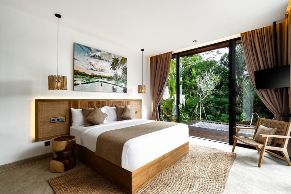 Bed, TV and multimedia, Seating area, Bedroom