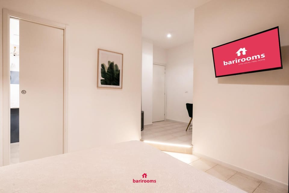 Bed, TV and multimedia, Bedroom