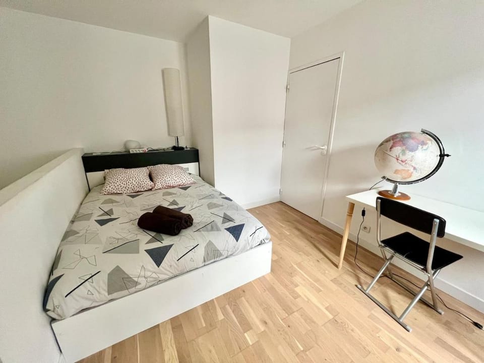 Bed, Photo of the whole room, Bedroom, towels, wardrobe