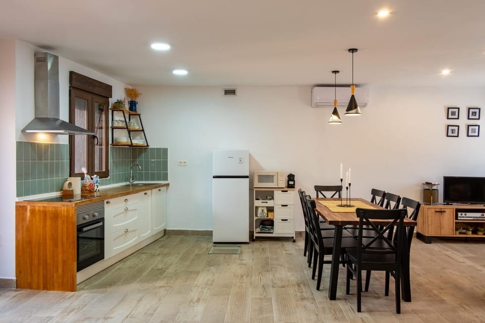 Property building, Kitchen or kitchenette, Living room