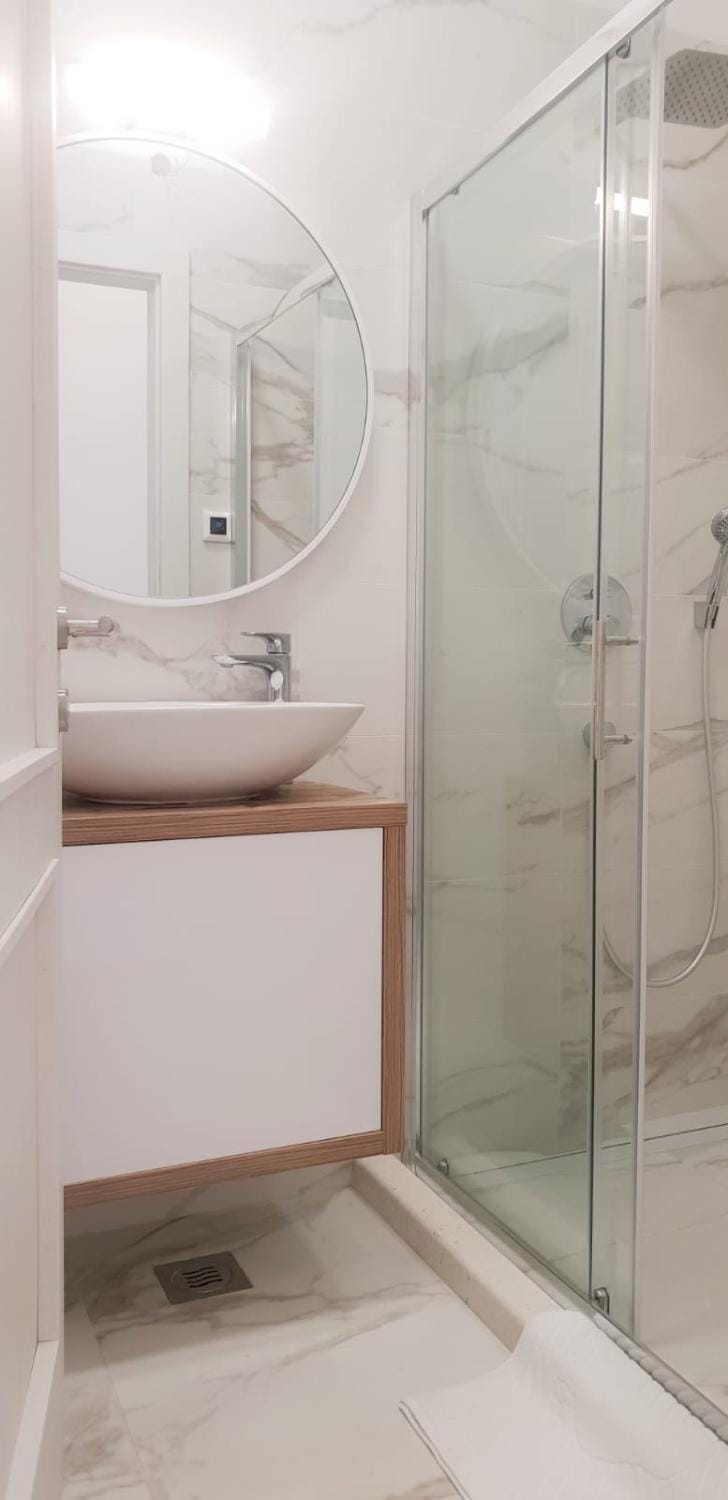 Shower, Toilet, Bathroom, towels