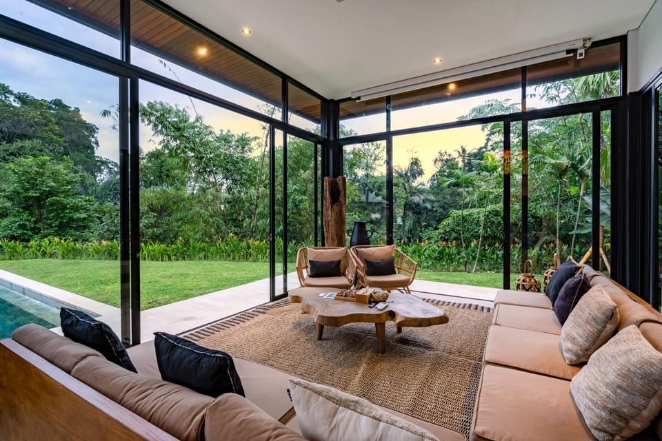 TV and multimedia, Living room, Seating area, Pool view