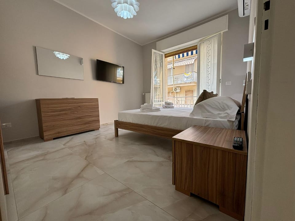 Bed, TV and multimedia, Photo of the whole room, Bedroom