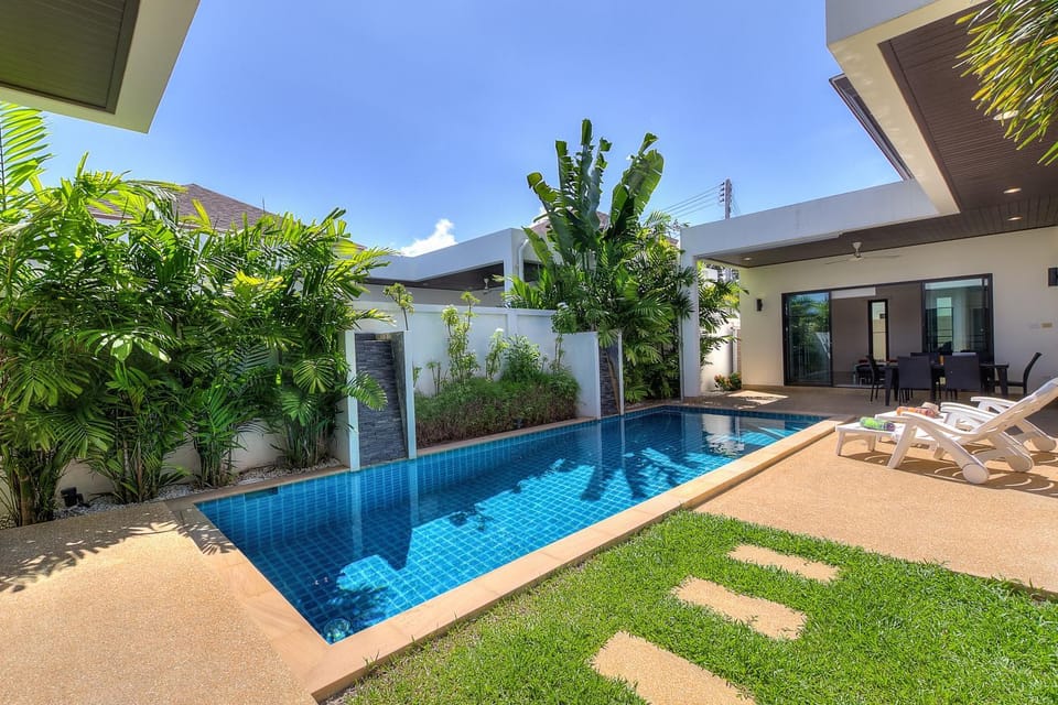 Property building, Day, Garden, Garden, Balcony/Terrace, Swimming pool, sunbed