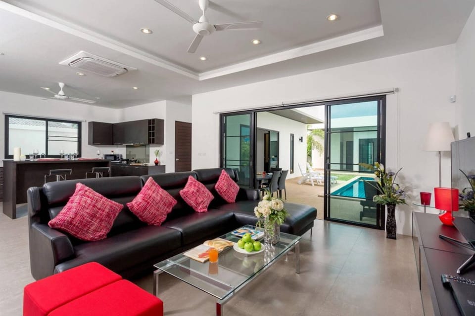 TV and multimedia, Kitchen or kitchenette, Living room, Seating area, Dining area