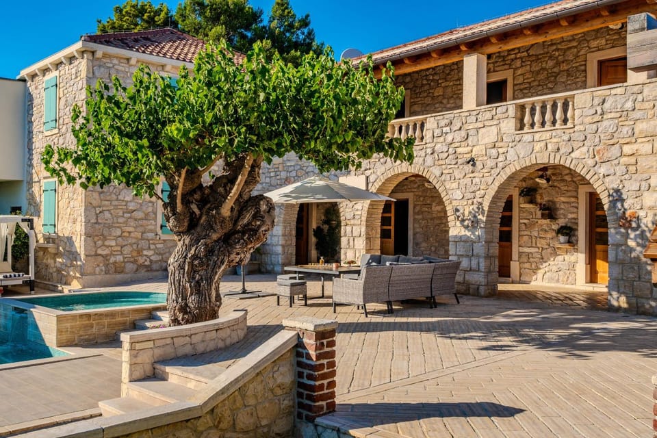 Property building, Facade/entrance, Off site