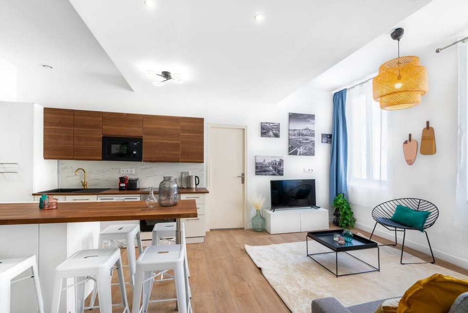 Communal lounge/ TV room, TV and multimedia, Kitchen or kitchenette, Living room, Seating area, Dining area, stove